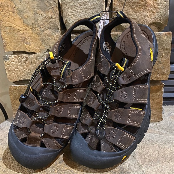 Newport Men’s Keens Closed Toe Hiking Waterproof Sandal - Picture 2 of 4